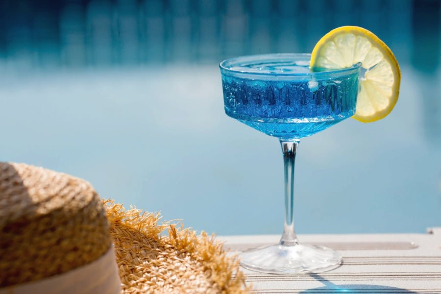La psychologie des couleurs bleues dans les cocktails : comment créer l'effet piscine parfait - Infuse Me
