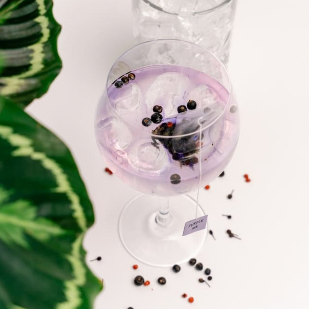Purple Me : cocktail poivré et floral servi dans un verre à gin