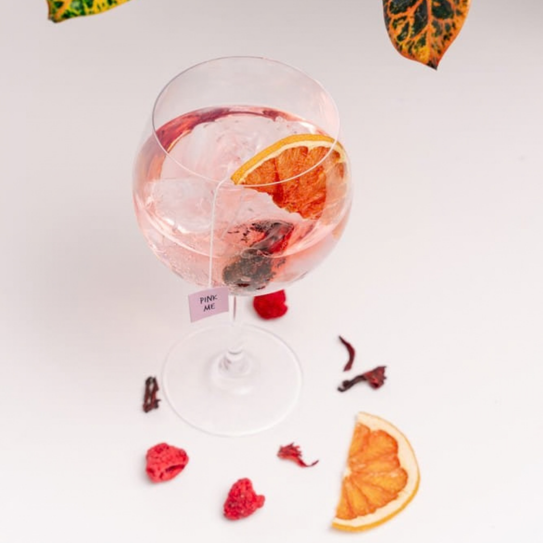 Pink Me : cocktail fruité et acidulé servi dans un verre à gin