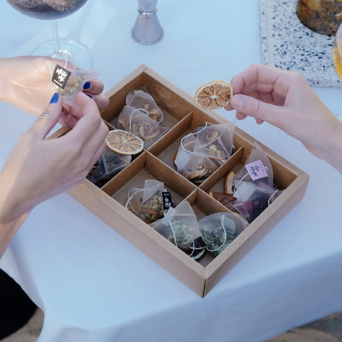Coffret dégustation en main