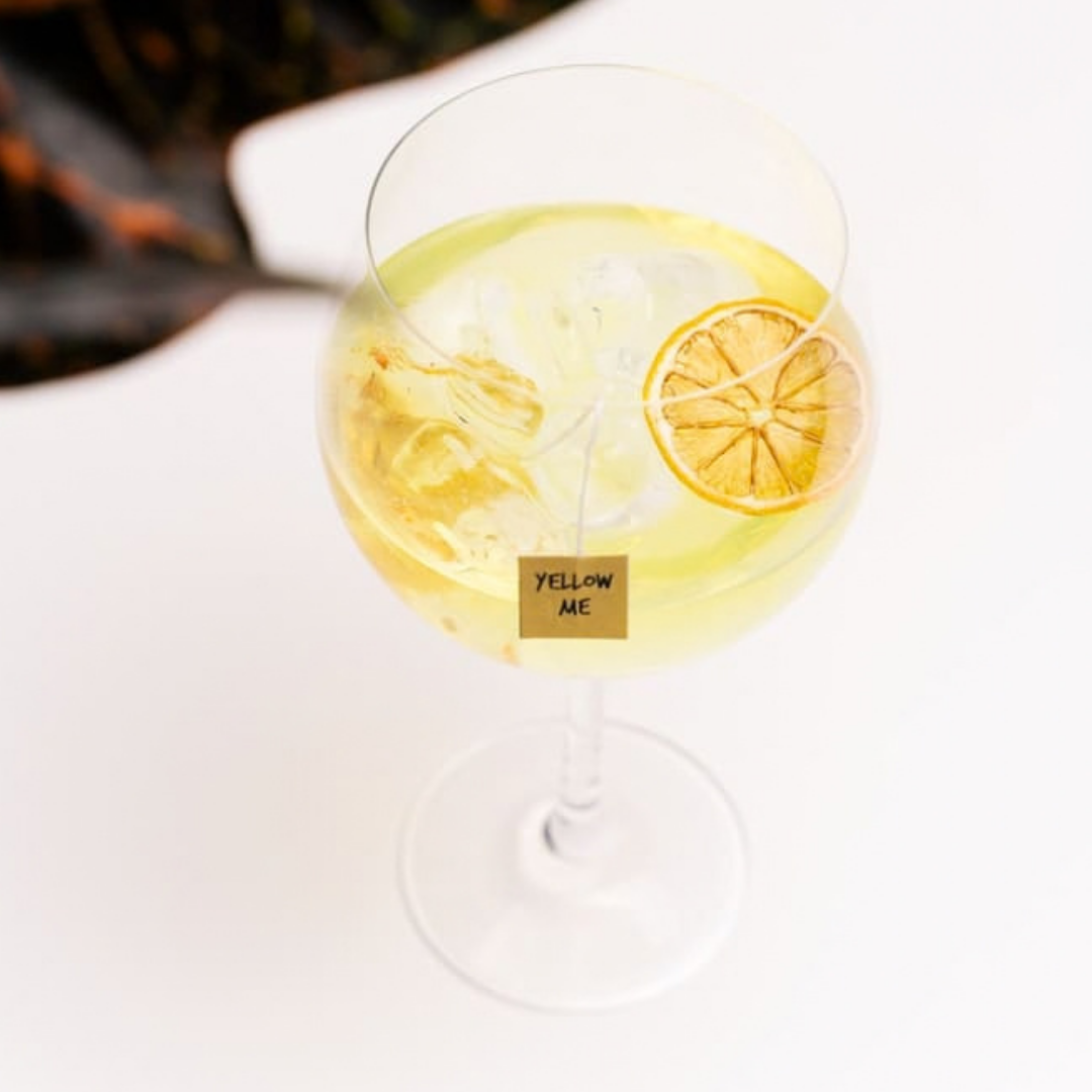 Yellow Me : cocktail acidulé et épicé servi dans un verre à gin