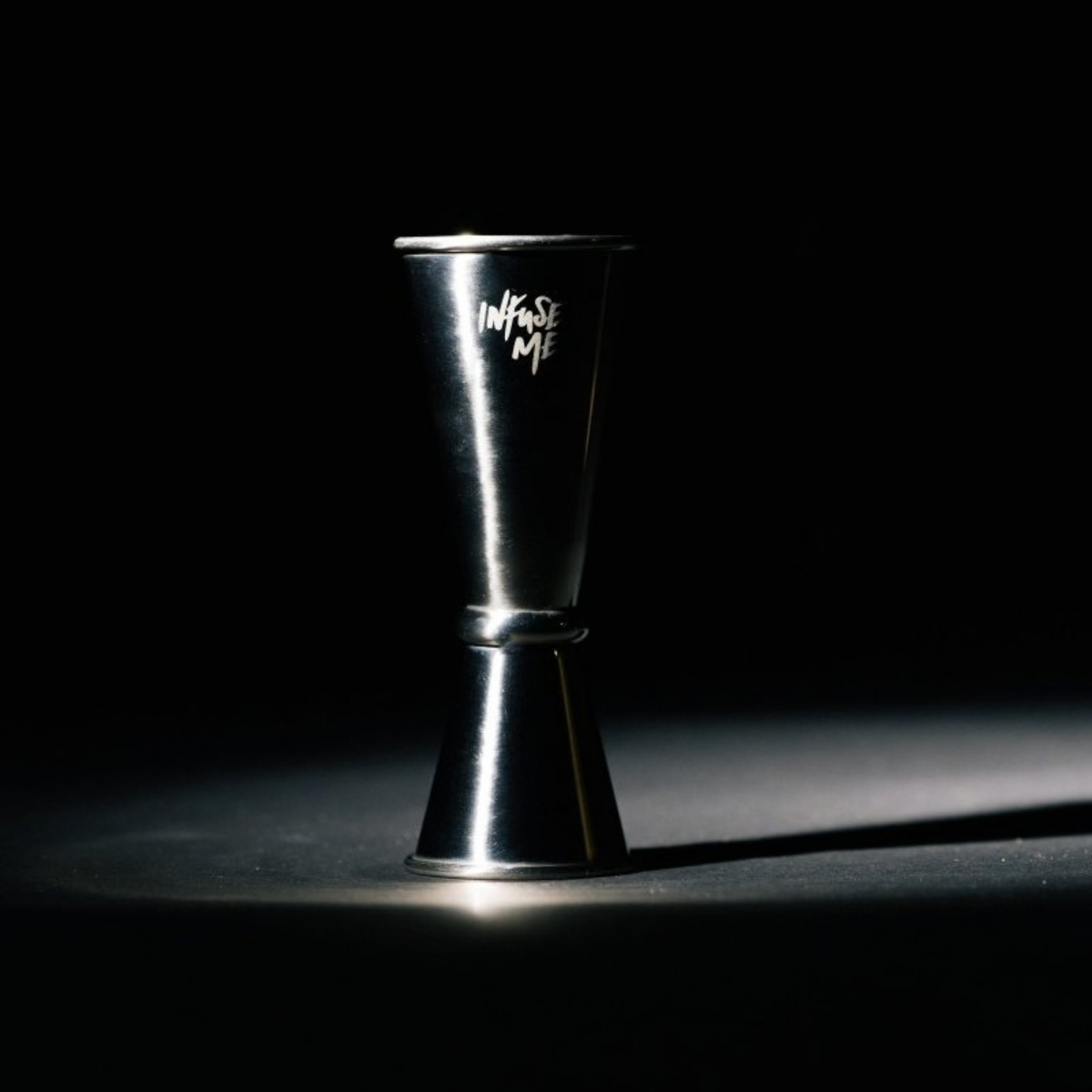 Jigger doseur Infuse Me sous la lumière