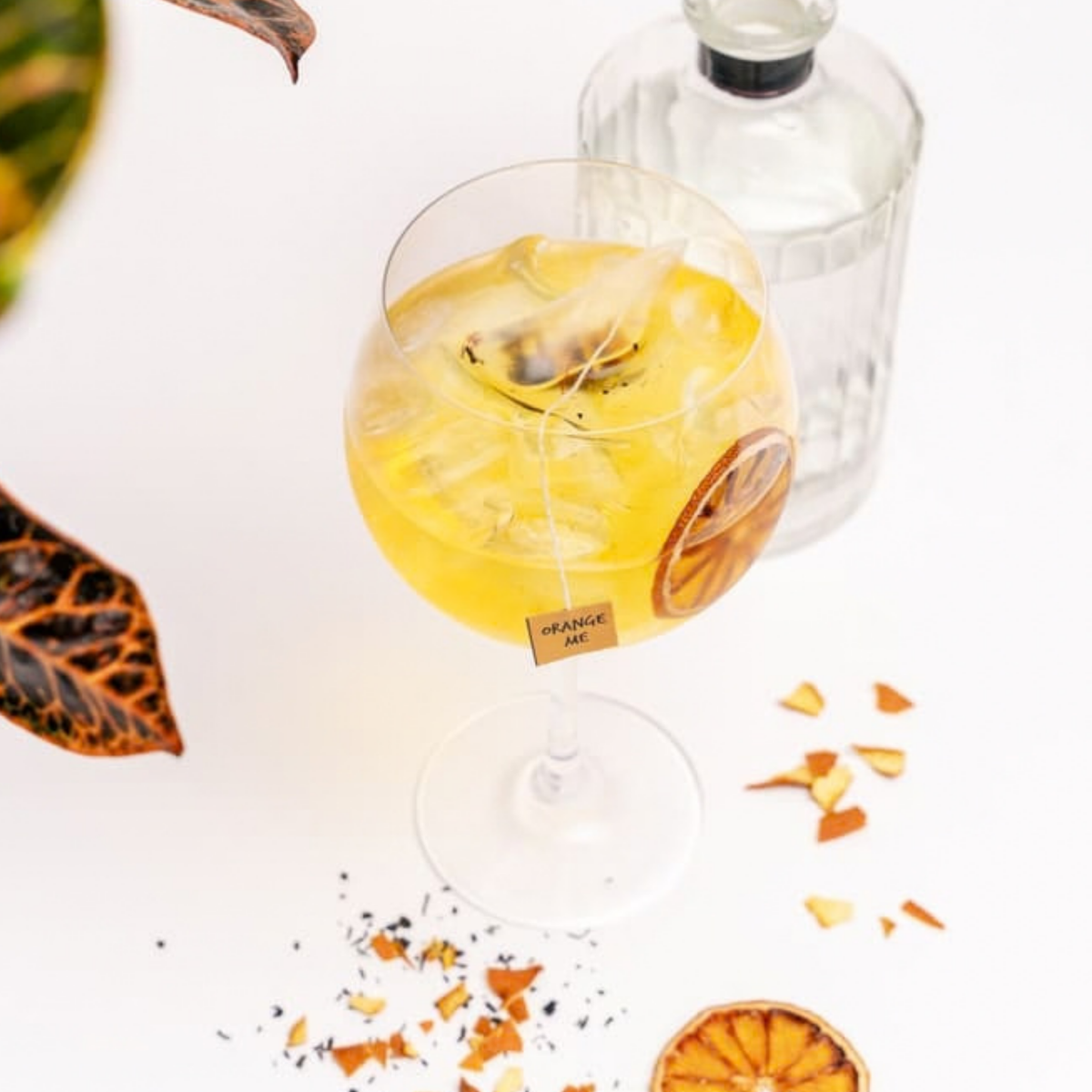 Orange Me : cocktail agrumes fumés et boisés servi dans un verre à gin