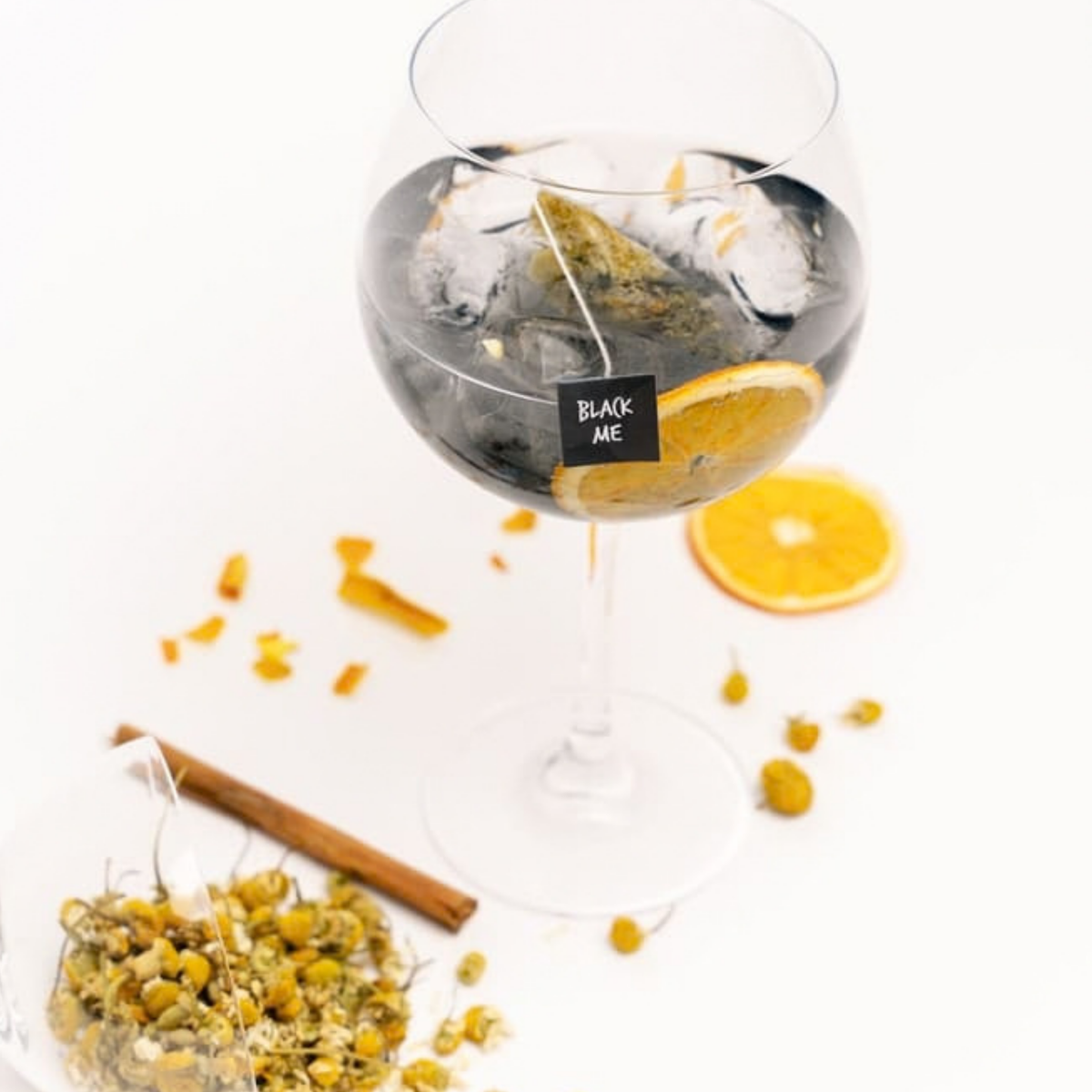 Black Me : cocktail gourmand et épicé avec camomille, orange et cannelle