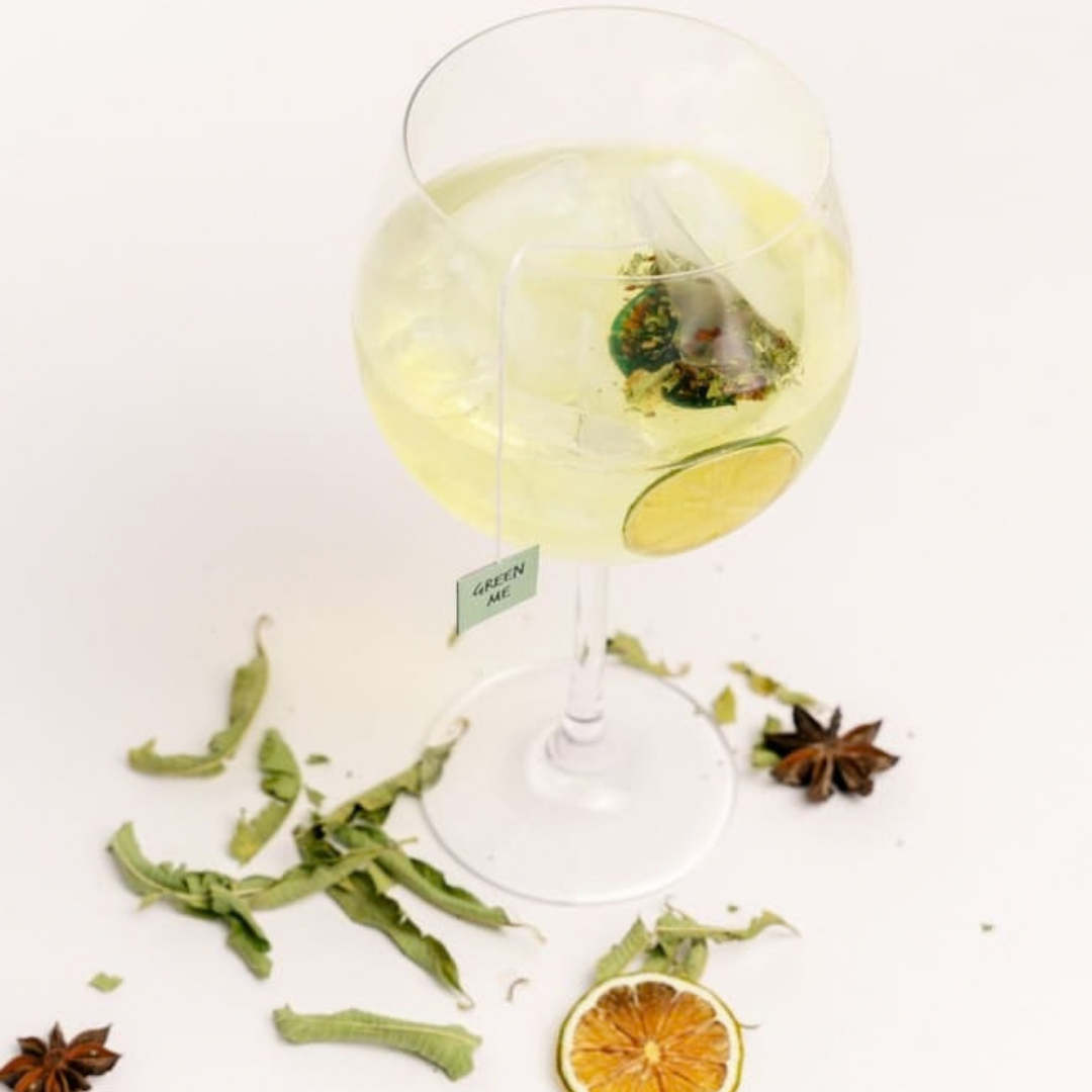 Green Me : cocktail herbacé et anisé servi dans un verre à gin