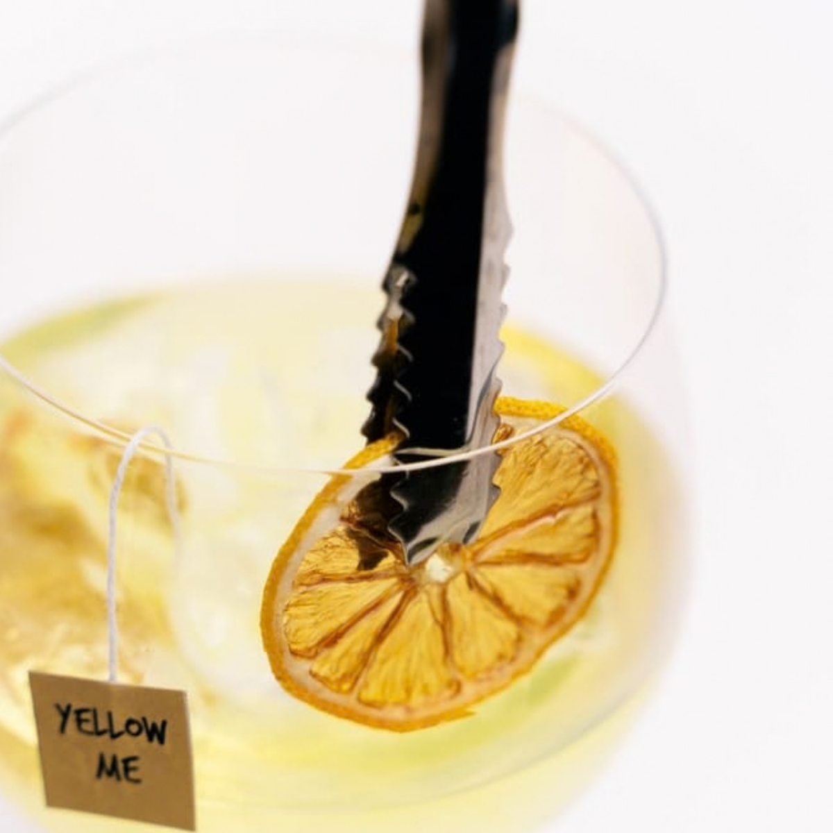 Gros plan sur le cocktail Yellow Me et sa rondelle de citron séchée