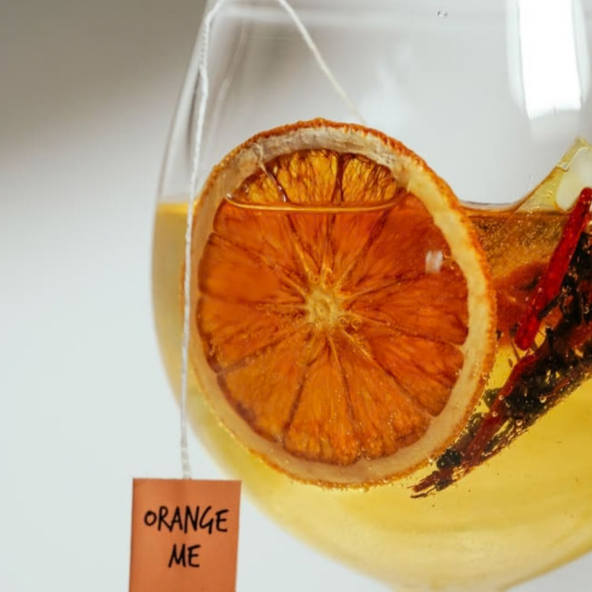 Gros plan sur le cocktail Orange Me et sa rondelle d'orange séchée