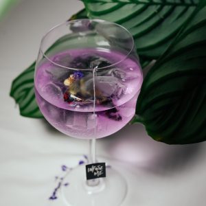 Cocktail avec et sans alcool à la robe violette