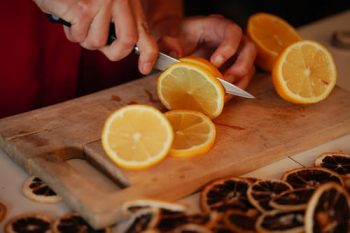 Chloë coupe des oranges afin de les déshydraté et de les importer dans les sachets Infuse Me